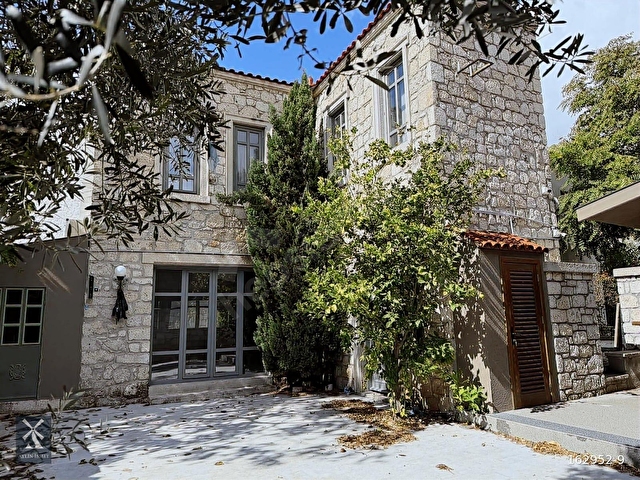 Alaçatıda Merkezde Satılık Taş Müstakil Ev