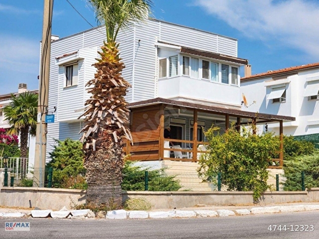 ÇEŞME GERMİYAN MAH SİTEDE 3+1 ÖZEL PLAJLI