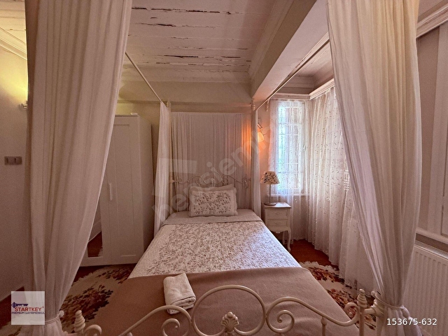 Premiumdan Ödüllü Tarihi Rum Evinde Eşyalı Teraslı Kiralık Daire - Görsel 23