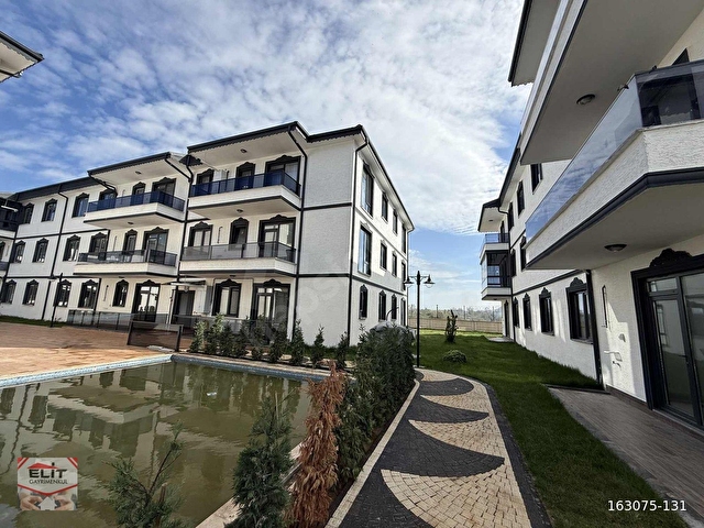 ÇİFT HAVUZLU DENİZE SIFIR SİTE İÇERİSİNDE 2+1 MUTFAK AYRI DAİRE - Görsel 5
