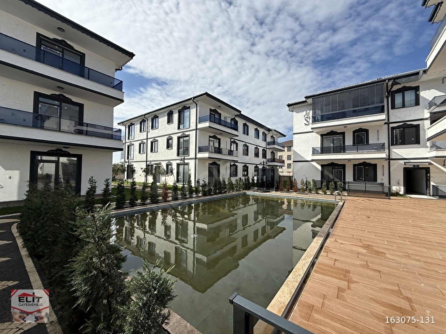 ÇİFT HAVUZLU DENİZE SIFIR SİTE İÇERİSİNDE 2+1 MUTFAK AYRI DAİRE - Görsel 12