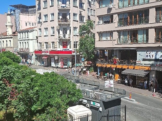 Cihangir Sıraselviler caddesinde Tarihi Binada 2.kat 4+1 yüksek Tavanlı Daire.