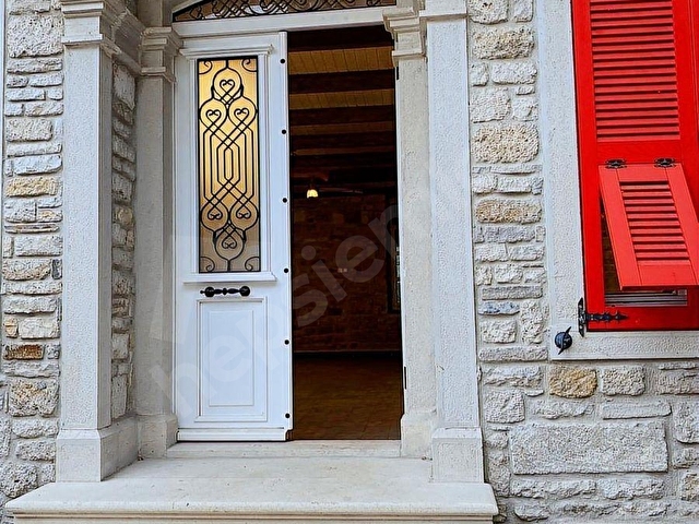 YENİ FOÇADA TARİHİ DOKUNUN ZARAFETİYLE BULUŞAN ÖZEL TAŞ VİLLA - Görsel 3