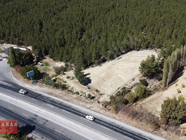 KARAR DAN TAVAS AKYARDA 2050M2 ETRAFI ÇEVRİLİ ASFALT CEPHE TARLA