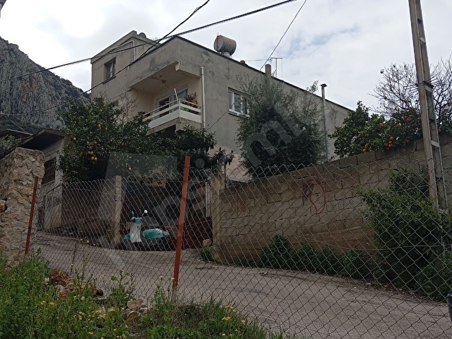 Altıparmaktan Belediye Yakınında Satılık Bahçeli 2 Katlı Ev