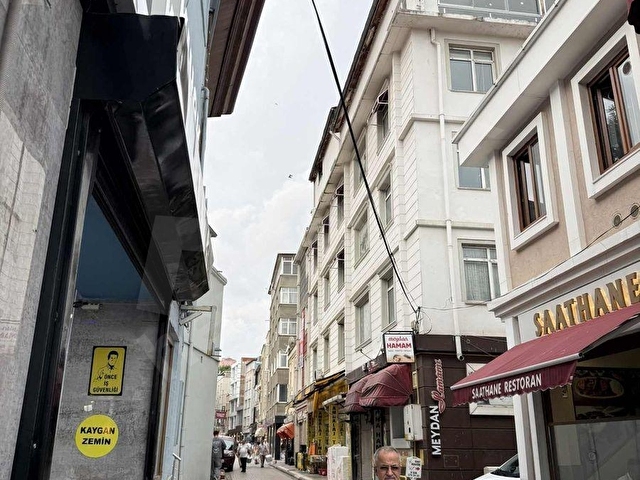 SAATHANE MEYDANINDA TİCARETİN KALBİNDE KOMPLE KİRALIK BİNA - Görsel 8