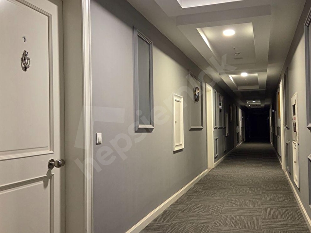 ÇEŞME AYASARANDA, DENİZE SIFIR TURİSTİK TESİSTE SÜİT DAİRE