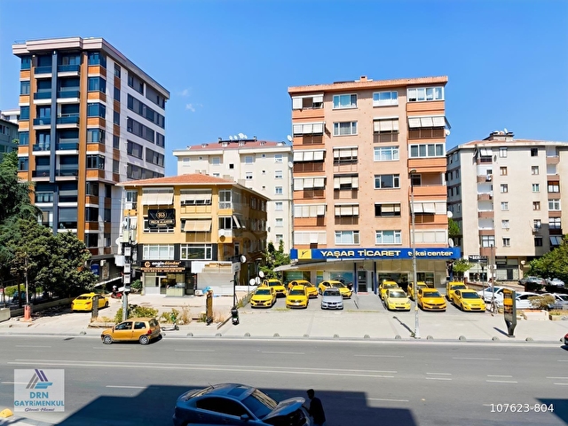 KADIKÖY DE FAHRETTİN KERİM CADDESİNDE MERKEZİ KONUM SATILIK 2+1