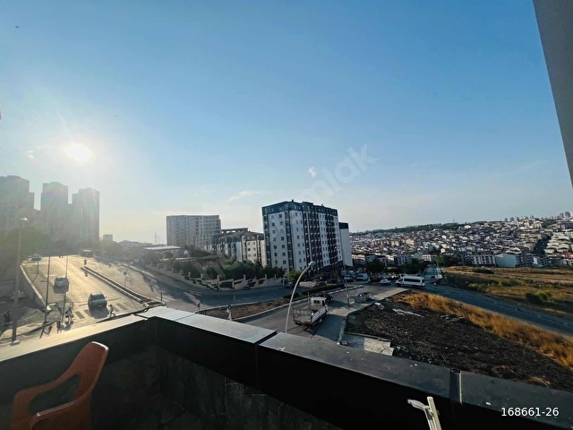 HAVUZLU SİTEDE 1+1 TERASLI EŞYALI KÖŞE DAİRE METROBÜSE YAKIN
