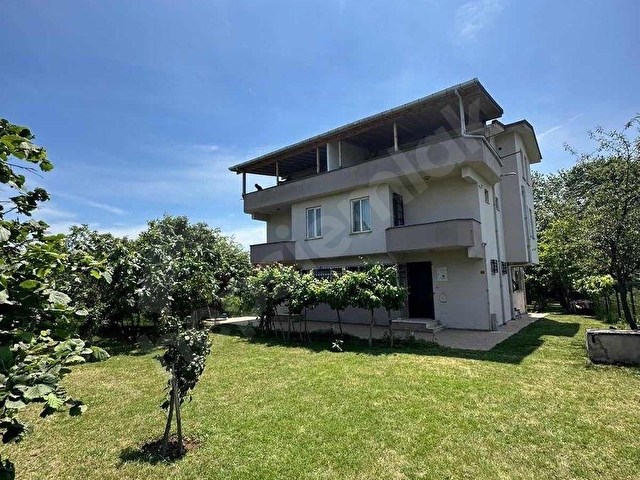 ŞİLE SAHİLKÖYDE 900 M2 ARSA İÇERİSİNDE 10+2 İKİZ VİLLA