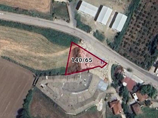 Köy içi imarlı cadde üstünde