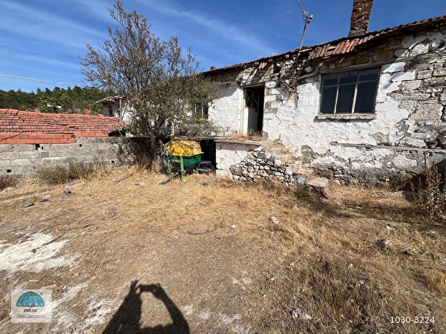 ÇANAKKALE AYVACIK MİSFAK KÖYÜNDE 640.00.M2 BAHÇELİ EV