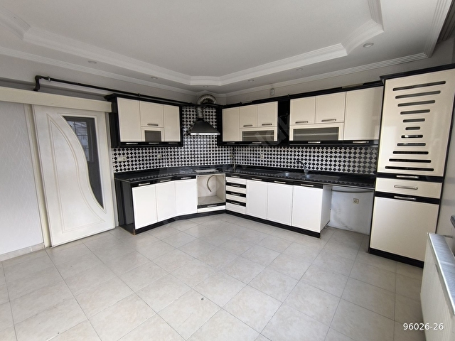 YEDİTEPE MAHALLESİNDE ULTRA LÜX BAKIMLI KİRALIK 4+1 DAİRE - Görsel 4