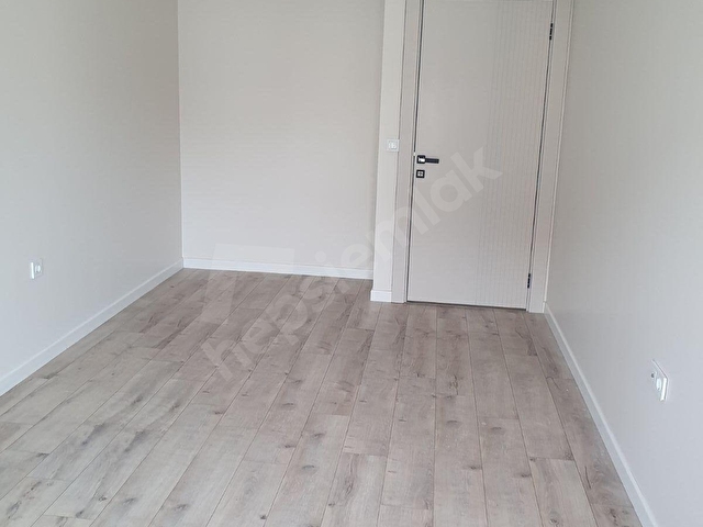 BAHÇELİEVLER MAHALLESİNDE CADDE ÜSTÜ SATILIK 1+1 LÜKS DAİRE - Görsel 10