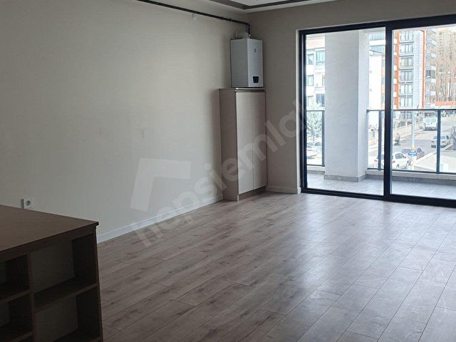 BAHÇELİEVLER MAHALLESİNDE CADDE ÜSTÜ SATILIK 1+1 LÜKS DAİRE - Görsel 7