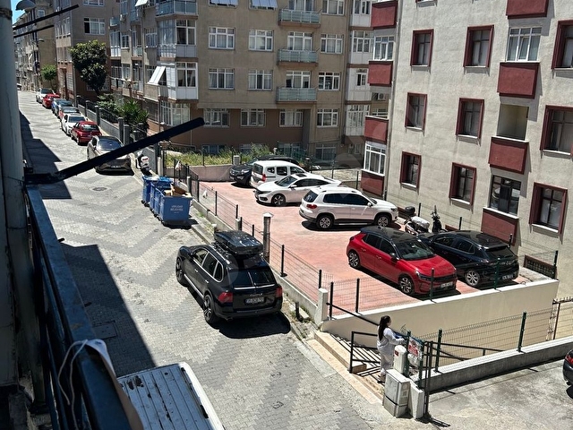 Göktuğ emlaktan merkezi konumda ara kat satılık çift cepheli daire