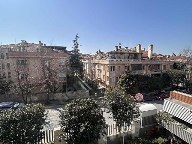 PERA EMLAKTAN FLORYA EKŞİNAR KONAKLARINDA 4+1 KİRALIK ARA KAT