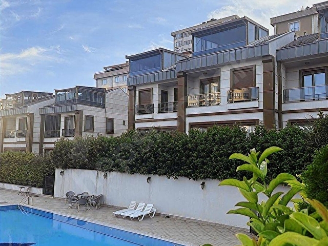 BEYLİKDÜZÜNDE SATILIK 7+2 LÜX VİLLA E5e YAKIN