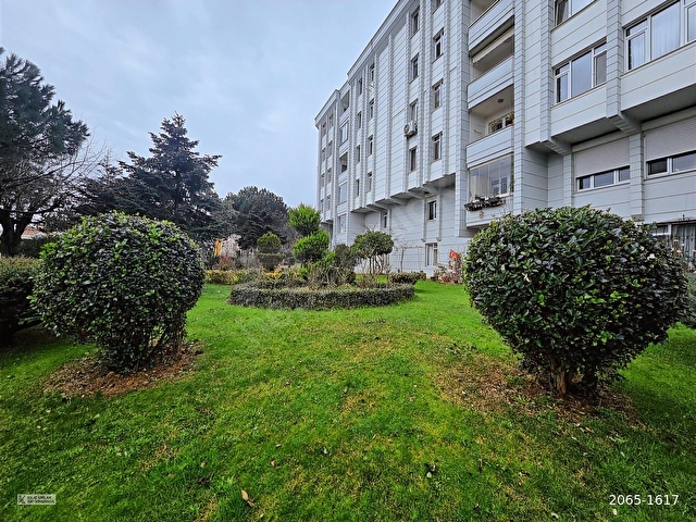 DARÜŞŞAFAKA GÜVENLİKLİ HAVUZLU SİTEDE KISMİ EŞYALI BAKIMLI 3+1