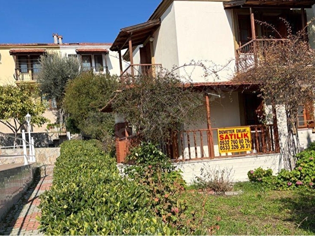 FOÇA’DA HAVUZLU BİR SİTEDE SATILIK VİLLA