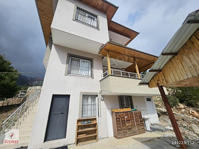 POZANTI AKÇADA 280m2 ARSA İÇERİSİNDE 5+1 TERASLI VİLLA