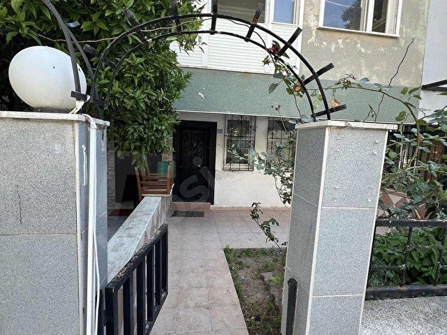 Güzeloba Mahallesinde Eşyasız Kiralık 5+2 Tripleks Villa - Görsel 3