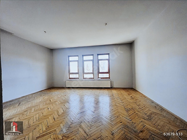 MENŞUR EMLAKTAN DİVRİK CADDESİ ÜZERİ ORTA KAT