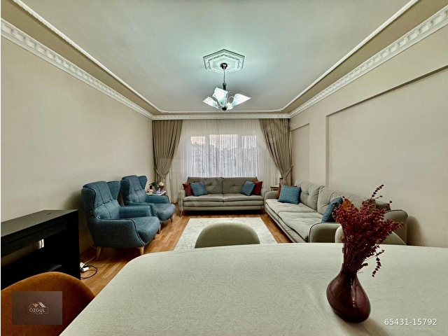 ÖZGÜL EMLAKtan MERKEZİ KONUMDA  KİLERLİ FULL YAPILI MASRAFSIZ ORTA KAT 3+1 DAİRE