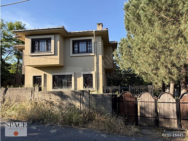 Ağaçlıda Satılık 5+1 Tripleks Villa