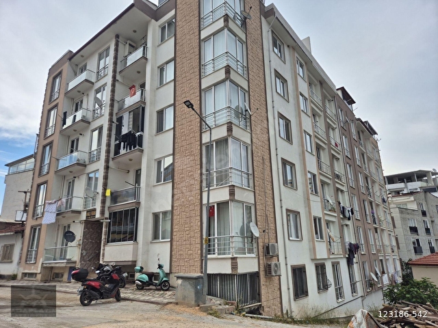 Adaplatinden Bilecik Merkezde garaj üstü 85m2 kiracılı 2+1 daire