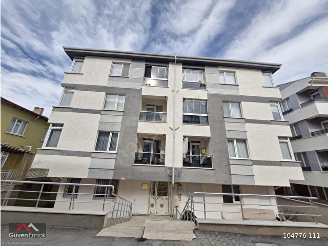 GÖZTEPE MAH.  KOMBİLİ- 2+1 -  90 M2 BAKIMLI  ARA KAT DAİRE