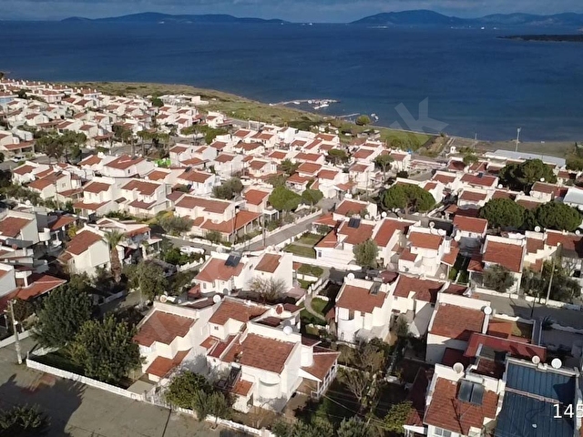ÇEŞME GERMİYAN BURCU SİTESİNDE İKİ BAHÇELİ DUBLEKS YAZLIK - Görsel 4