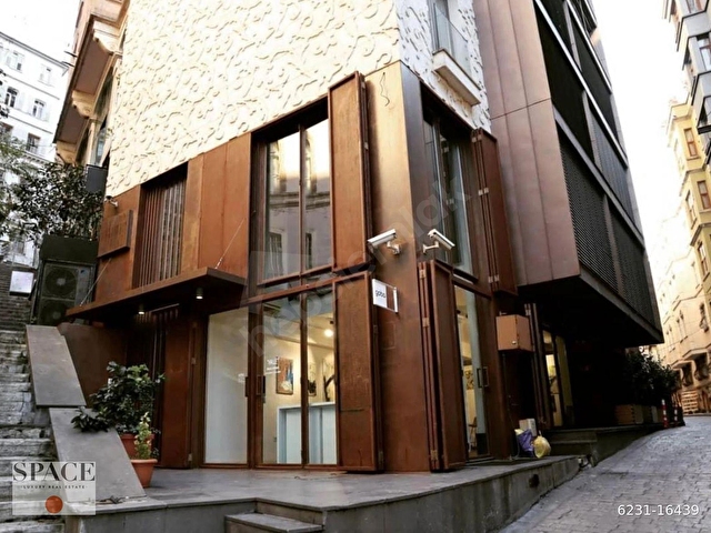Perada Genç ve Merkezi Binada Çift Cepheli Yüksek Tavanlı Dükkan