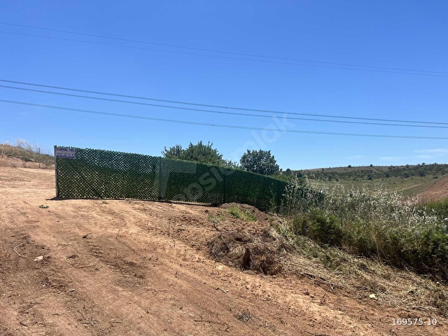 VADİTEPEÖRENDEN ANA CADDE ÜZERİNDE ETRAFI ÇEVRİLİ FIRSAT ARSA - Görsel 3