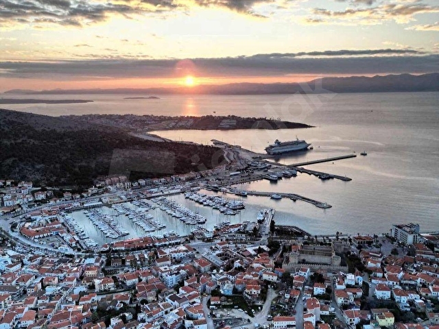 PUSULADAN ÇEŞME MARİNADA ASANSÖRLÜ SATILIK 2+1 LÜKS DAİRE - Görsel 13