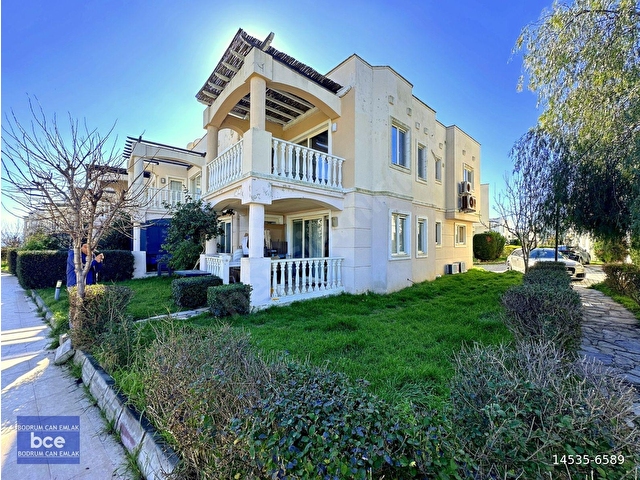 BODRUM ADABÜKÜ MERKEZİ PLAJLI YAZ KIŞ YAŞAM FIRSATI, DÜZAYAK BAHÇELİ EŞYALI TAŞINMAYA HAZIR DAİRE