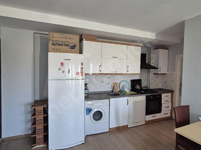 GÜLTEPEDE 1+1 FULL EŞYALI CADDE ÜZERİ AZ KATLI BALKONLU KİRALIK DAİRE