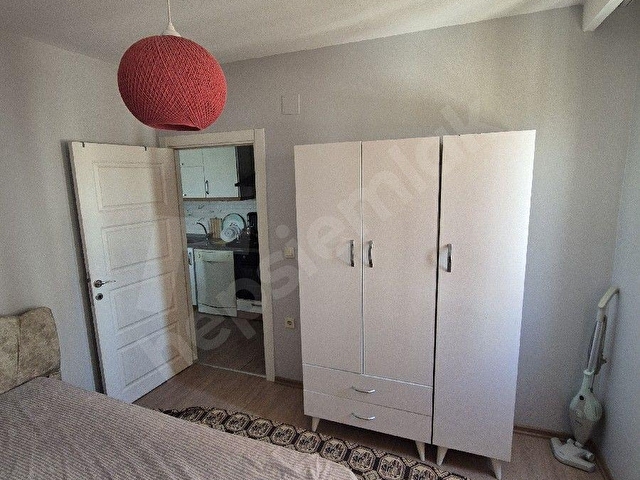 GÜLTEPEDE 1+1 FULL EŞYALI CADDE ÜZERİ AZ KATLI BALKONLU KİRALIK DAİRE - Görsel 13