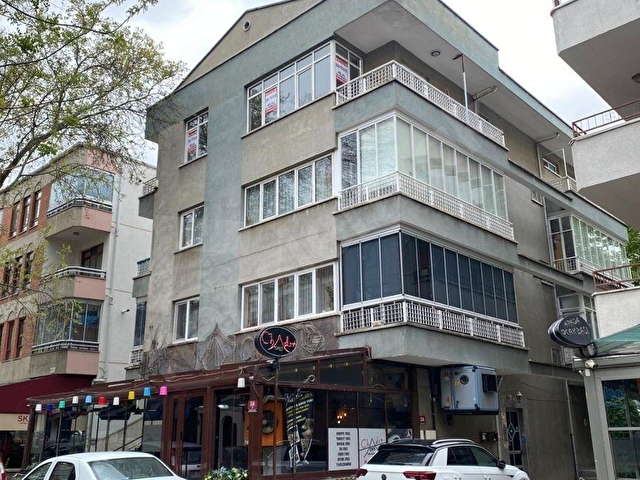 BAHÇELİEVLER de 140 m2 KATTA TEK 3+1 SATILIK GENİŞ DAİRE