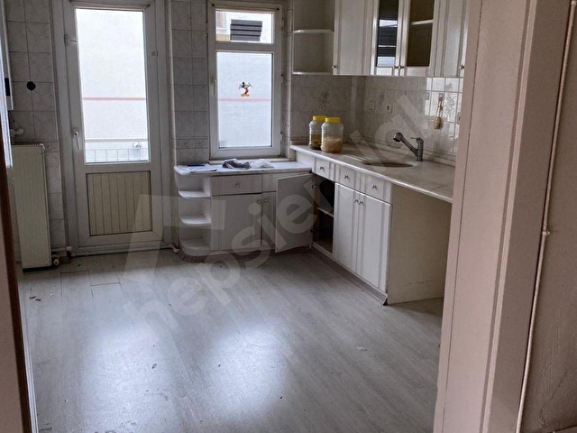BAHÇELİEVLER de 140 m2 KATTA TEK 3+1 SATILIK GENİŞ DAİRE - Görsel 20