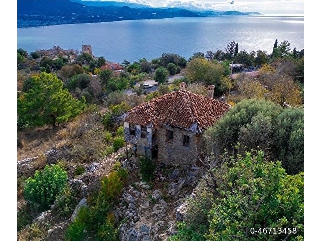 ALANYA KALESİNDE, 2 DÖNÜM ARAZİYE SAHİP MANZARALI TARİHİ EV