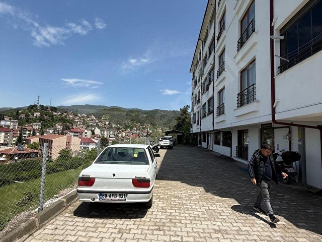 NİKSAR EMLAKTAN SATILIK ŞEHİR MERKEZİNDE ARAKAT DAİRE.... - Görsel 8