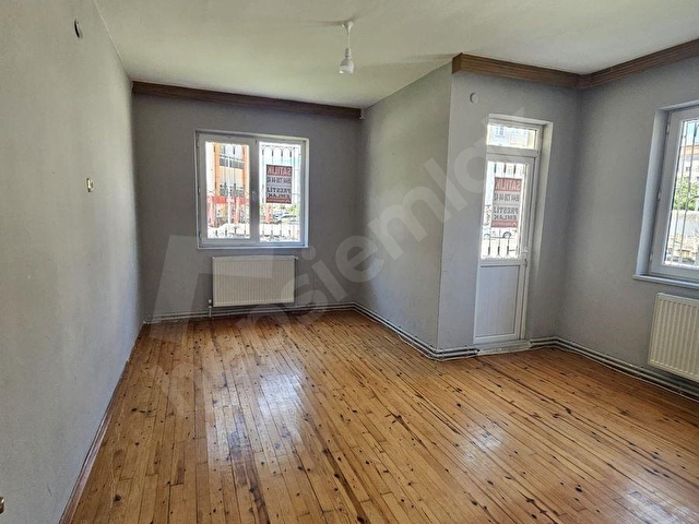 CUMHURİYET MAHALLESİ KAPALI PAZAR  YAKININDA ZİNCİR MARKETLER BULUNAN DOĞALGAZLI 2+1 SATILIK DAİRE