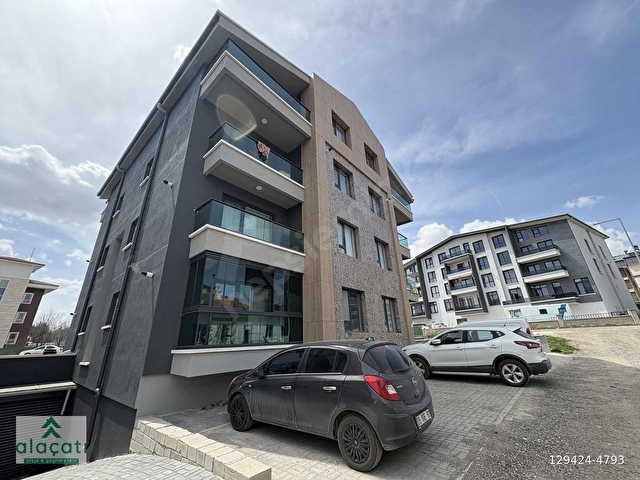 ALAÇATIDAN İNCEKTE BULVARA 50 METRE ARA KAT EŞYALI 1+1 KİRALIK