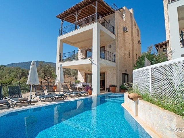 Kalkanda Çok İyi Bir Konumda İmarlı 4+1 Villa