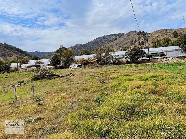 SERALARIN ORTASINDA,KÖYÜN DİBİNDE,4.726 M2 TOPRAĞI VERİMLİ ARAZİ - Görsel 23