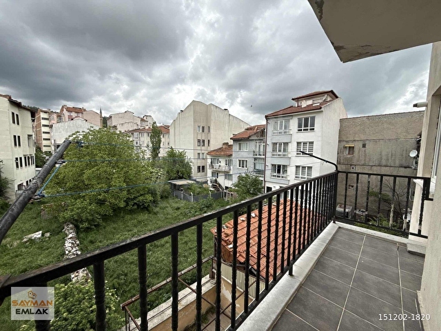 SAYMANDAN ŞEHİR MERKEZİNDE SATILIK ARAKAT BALKONLU 1+1