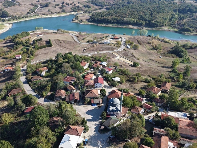 KANDIRADA ÇAPI DÜZGÜN 1.058 M2 GÖL MANZARALI YATIRIMLIK TARLA
