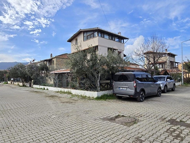 YENİFOÇA GENCELLİDE SAHİLE 150M.SATILIK TAM MÜSTAKİL TRIBLEKS