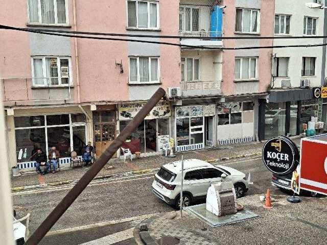 ŞAHİN EMLAKTAN ALTIEYLÜL ÇARŞI MERKEZDE KİRALIK 2+1 ARAKAT DAİRE - Görsel 3